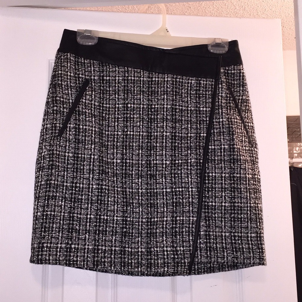 MAKE AN OFFER✨❗️EVERYTHING MUST GO❗️✨ NWT Outback Red tweed skirt